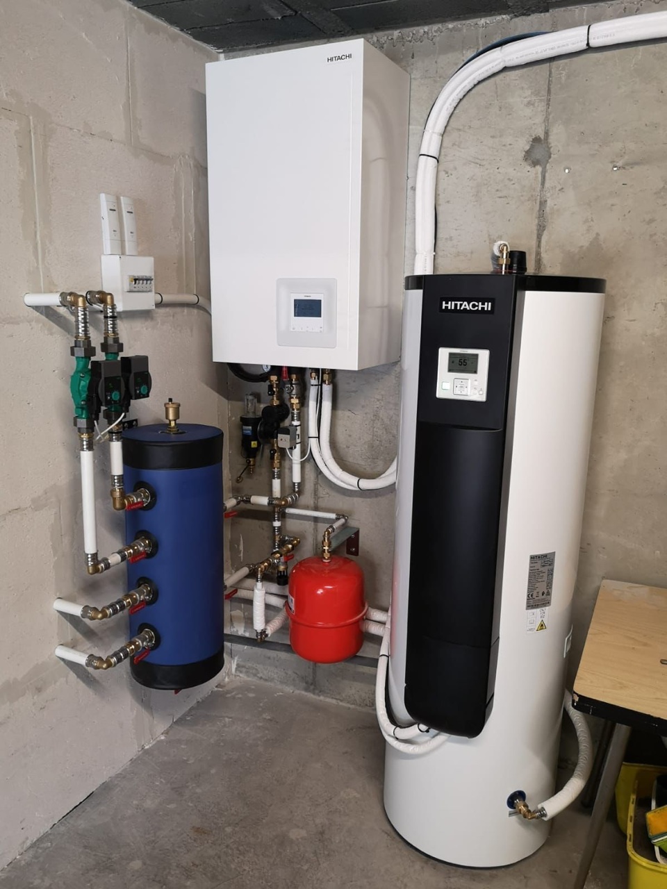 Module Hitachi de pompe à chaleur air-eau, ballon d'eau chaude et ballon tampon en local technique